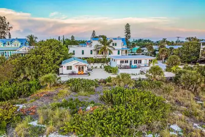 Image de Beachfront Home with Amazing Deck and Beach Views! -Low Tide