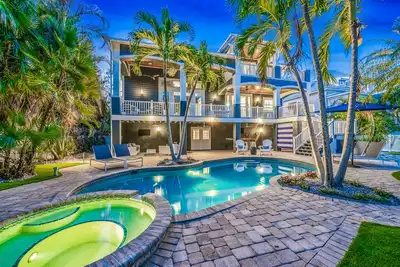 Image de Newly Renovated Canal Front Home. Just Steps to Bay!