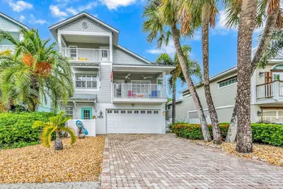 Image de Anna Maria Island Rental with Saltwater Pool and Elevator - Steps to Beach!