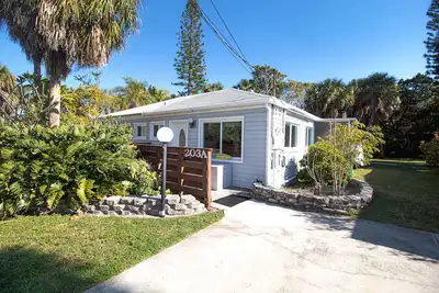 Image de Pet Friendly Home, Pool and Close to Beach! - Stones Throw