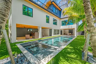 Image de Luxury Home with Pool and Spa, Golf Cart, Bikes, and Rooftop Putting Green!