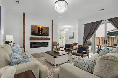 Image de Heated Private Pool🔥 · Pet Friendly🐾 · Luxury House⭐ · Walk to Beach🏝️