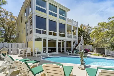 Image de Beautiful 5 Br Soundfront home featuring Boat Slip, Saline Pool, Fire Pit, Hot T