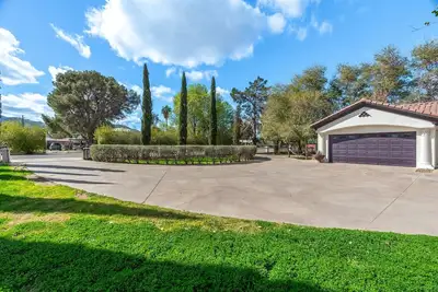 Image de Spanish Castle - Huge yard+Basketball+Sleeps 25!
