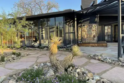 Image de Joshua Tree- Hot tub, Walk to food & shops, a few minutes from Jtnp