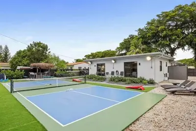 Image de Pickle Ball Ct- 4br + Tiki Hut+ Jacuzzi swim Spa