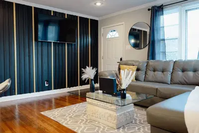Image de Stylish home conveniently located just minutes from dining, shopping & downtown!