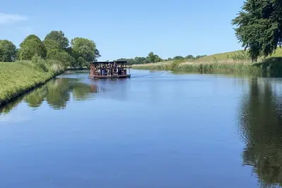 Image de 15 Ps Fahrendes Hausboot