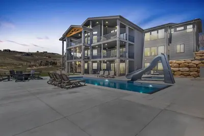 Image de Private pool, hot tub, indoor basketball court, massive indoor slide, and Views!