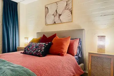 Image de Converted warehouse suite 17min from Cbd