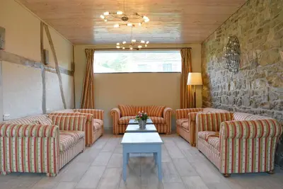 Image de Maison Érezée près de rivière et forêt