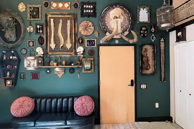 Image de Cozy Af Gothic Rose Gallery. Sleeps 4 with I pull out queen size bed.