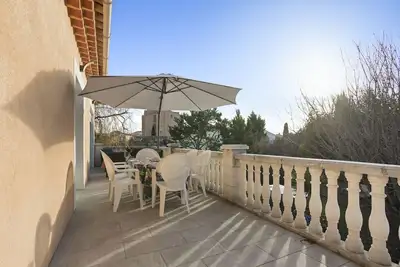 Image de Maison de vacances 'Les Vignes' avec terrasse privée, piscine, jardin privé et climatisation