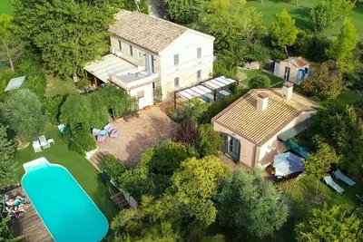 Image de Séduisante Villa avec Piscine