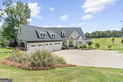 Image de Beautiful home in peaceful cove on Lake Sinclair.