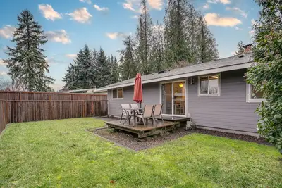 Image de Modern Puyallup Townhome w/ Backyard & Fireplace