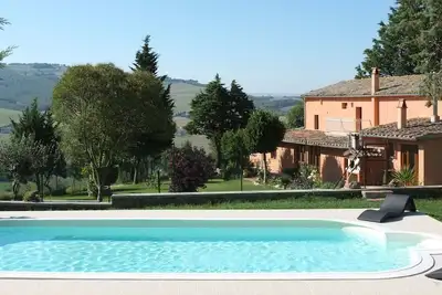 Image de Ferme à Val d'Orcia avec vin bio