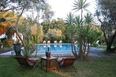 Image de Studio à Maida avec Piscine et Jardin