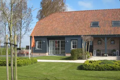 Image de Maison de vacances de style à Zuidzande avec sauna