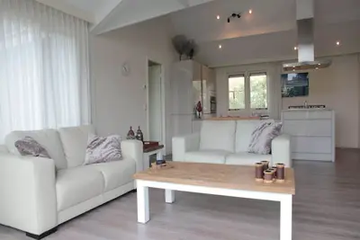 Image de de vacances moderne près de la plage à Kattendijke