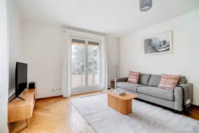 Stylish Wipkingen 3br w/ Shared Garden, near Supermarket, by Blueground