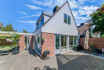 Image de Maison familiale élégante avec jardin