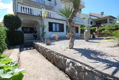 Image de Appartement de deux chambres avec la terrasse Njivice, Krk (A-21871-b)