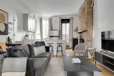 Image de Chic Williamsburg 2br w\/ W\/D & Private Deck, near Ferry, by Blueground
