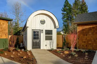 Image de Book the Farmhouse at The Boutique Retreat in historic downtown McMinnville.