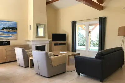 Image de Villa spacieuse avec jardin et piscine