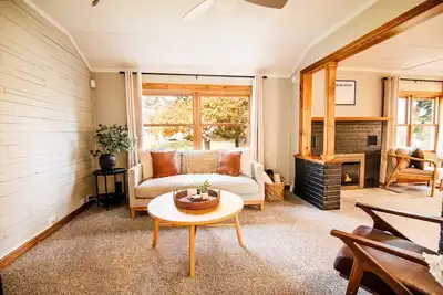 Image de Luxe Stay W/Hot tub!