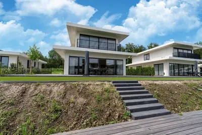 Image de Spacieuse villa 16p sur l'eau à Zeewolde