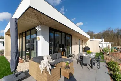 Image de Villa familiale avec jardin et embarcadère
