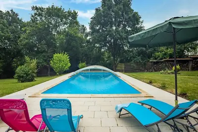 Image de Villa tranquille avec piscine extérieure couverte