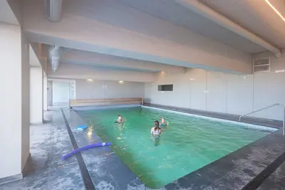 Image de Studio en Bord de Mer avec Piscine et Terrasse
