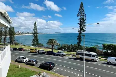 Image de Newly renovated beach front unit. Views to die for