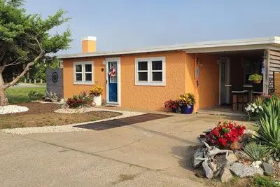 Image de Historic Cottage Steps from the Beach and Dog Friendly!