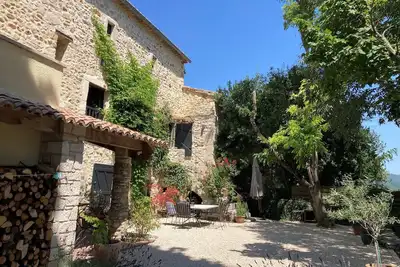 Image de Joli mas authentique en pierre niché dans un hameau à Rochegude, Gard.