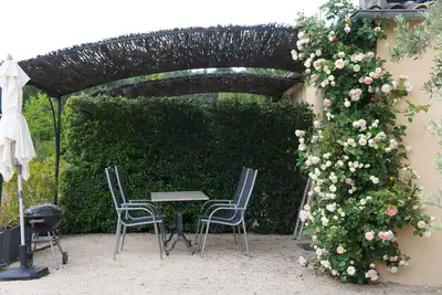 Image de Chambre confort avec salon cuisine au coeur du vaucluse.