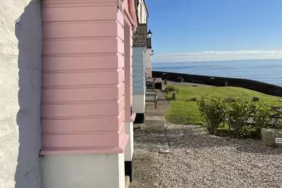 Image de Romantic seaside cottage overlooking harbour with free on site parking for one