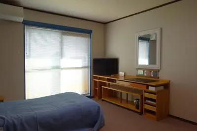Image de It has a kitchen, closet, shoe closet, washing machine, balcony and parking space. Clothes can be dried on the balcony, or room-dried. The 46 sq. m. of space is ideal for long-term stays.