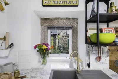 Image de Central Characterful Grade Ii Listed Mill Worker Cottage Sleeps 5