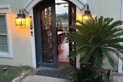 Image de Lago Lounge on Lake Travis. Family-sized house with pool and hot-tub
