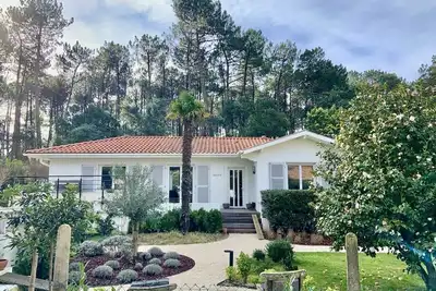 Image de Villa de Charme avec piscine, bordure de forêt, à 7 min. de la plage.