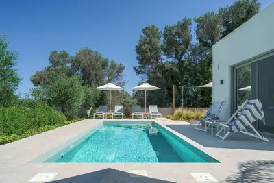 Image de New Modern Villa w\/Private Swimming Pool & Bbq