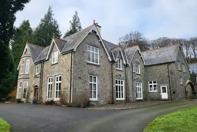 Image de Victorian stone mansion in extensive grounds overlooking Bala Lake