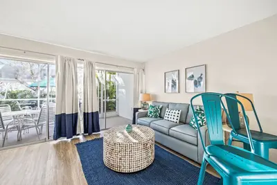 Image de Gorgeous 1 Bed Condo! Beachside with Shared Pool, Near Shops!