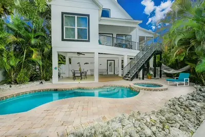 Image de Canal Front Home with Private Dock, Heated Pool and Spa! Close to Beach - Beach