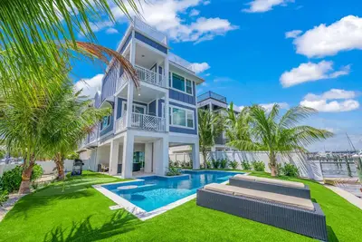 Image de Bikinis and Bellinis: Private Pool, Dock, and Rooftop Views Await!