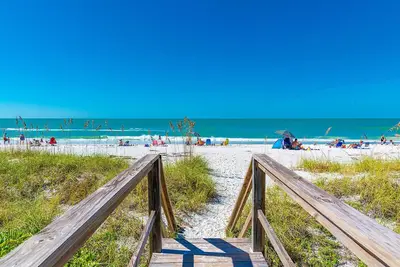 Image de Gulf Front Condo Complex with Spectacular Sunset Views!